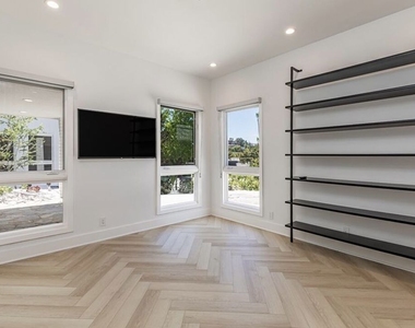 502 Evelyn Place - Photo Thumbnail 28