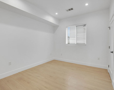 438 E 28th Street - Photo Thumbnail 16