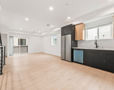 438 E 28th Street - Photo Thumbnail 14