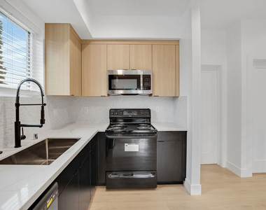 438 E 28th Street - Photo Thumbnail 12