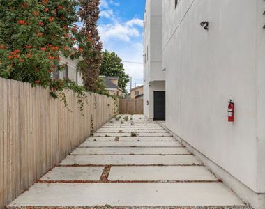 438 E 28th Street - Photo Thumbnail 27