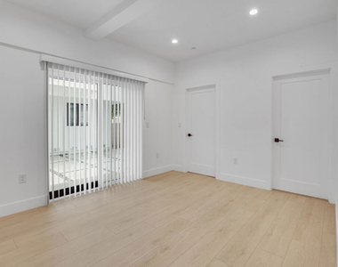 438 E 28th Street - Photo Thumbnail 4
