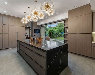 5415 Amestoy Avenue - Photo Thumbnail 18