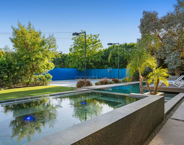 5415 Amestoy Avenue - Photo Thumbnail 3