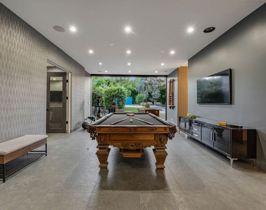 5415 Amestoy Avenue - Photo Thumbnail 10