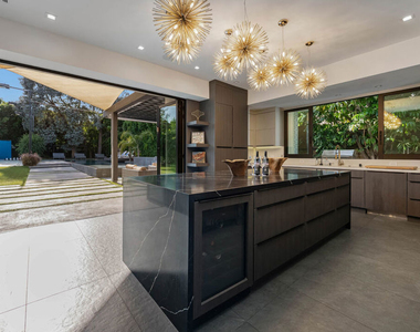 5415 Amestoy Avenue - Photo Thumbnail 6