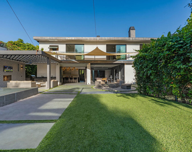 5415 Amestoy Avenue - Photo Thumbnail 24