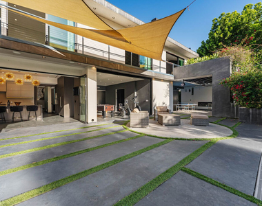 5415 Amestoy Avenue - Photo Thumbnail 26