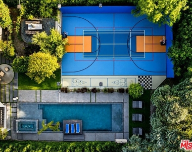 5415 Amestoy Avenue - Photo Thumbnail 2