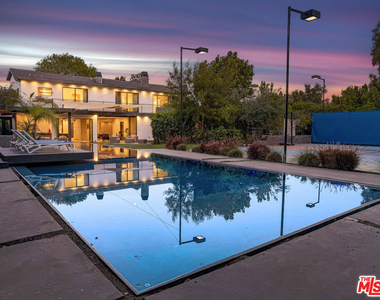 5415 Amestoy Avenue - Photo Thumbnail 3