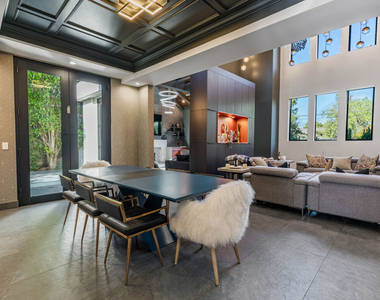 5415 Amestoy Avenue - Photo Thumbnail 13