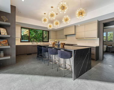 5415 Amestoy Avenue - Photo Thumbnail 16