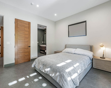 5415 Amestoy Avenue - Photo Thumbnail 54