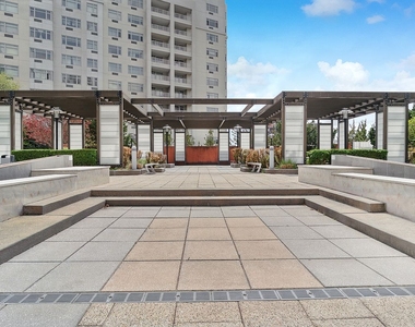 College Point Boulevard - Photo Thumbnail 2