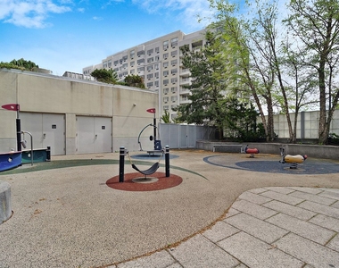 College Point Boulevard - Photo Thumbnail 1