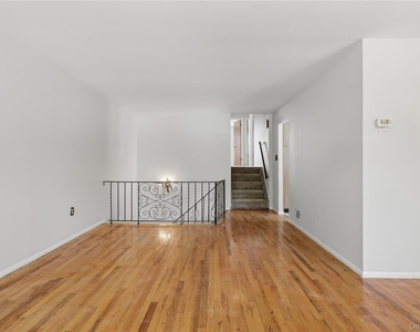 57-04 Cloverdale Boulevard - Photo Thumbnail 17