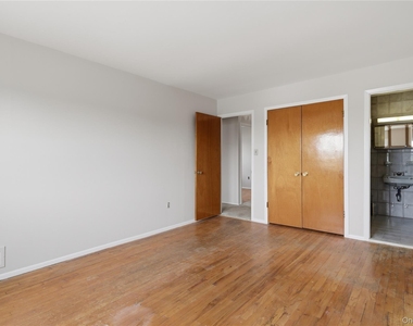 57-04 Cloverdale Boulevard - Photo Thumbnail 28