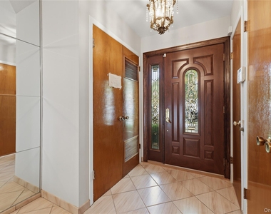 57-04 Cloverdale Boulevard - Photo Thumbnail 6