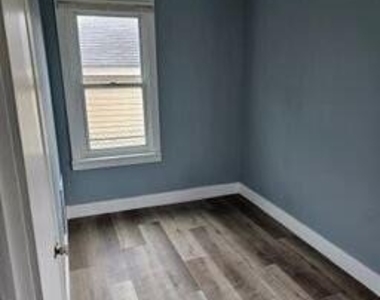 2415 W Grand Street - Photo Thumbnail 4