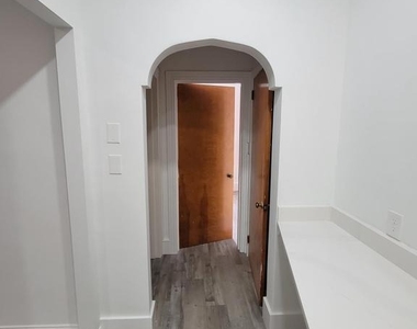 1801 S Main Street - Photo Thumbnail 4