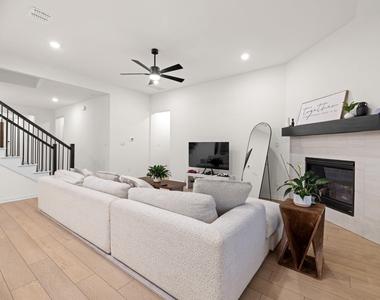 2604 Acoma Ln - Photo Thumbnail 6