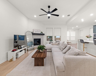 2604 Acoma Ln - Photo Thumbnail 4