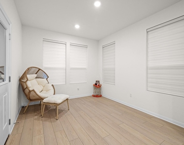 2604 Acoma Ln - Photo Thumbnail 10