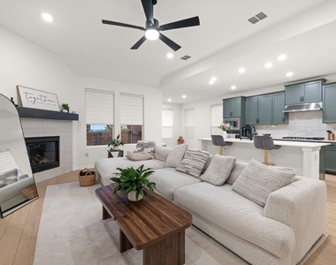 2604 Acoma Ln - Photo Thumbnail 5