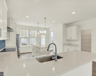 11301 Carobel Court - Photo Thumbnail 12