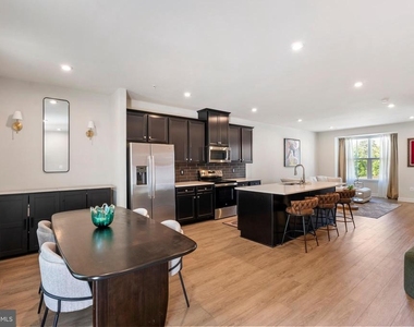 7903 Tanbridge Ln - Photo Thumbnail 15