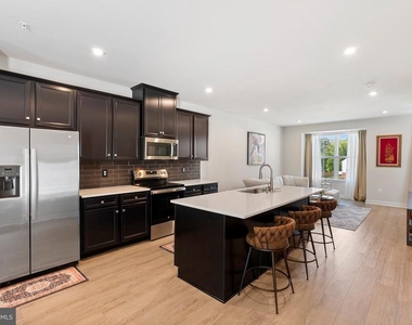 7903 Tanbridge Ln - Photo Thumbnail 11