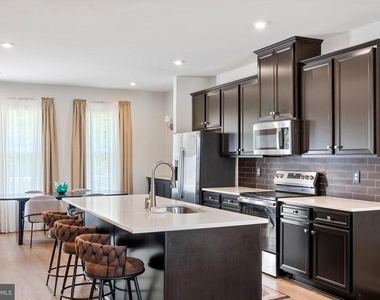 7903 Tanbridge Ln - Photo Thumbnail 18