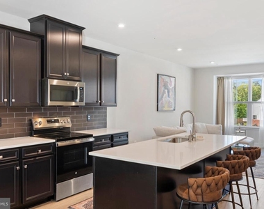 7903 Tanbridge Ln - Photo Thumbnail 12
