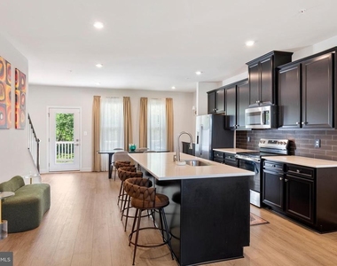 7903 Tanbridge Ln - Photo Thumbnail 17