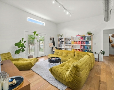 602 Persimmon St - Photo Thumbnail 3