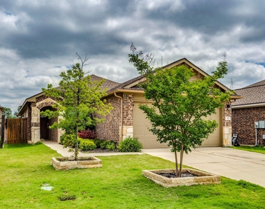 217 Yoakum St - Photo Thumbnail 1