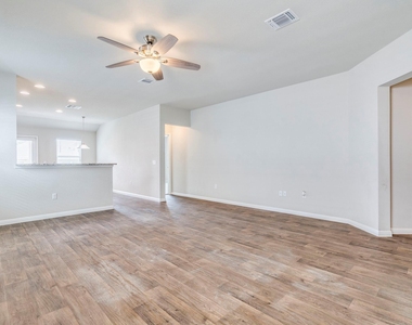 217 Yoakum St - Photo Thumbnail 5