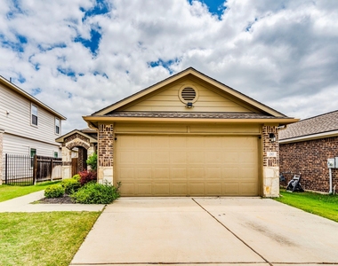 217 Yoakum St - Photo Thumbnail 2