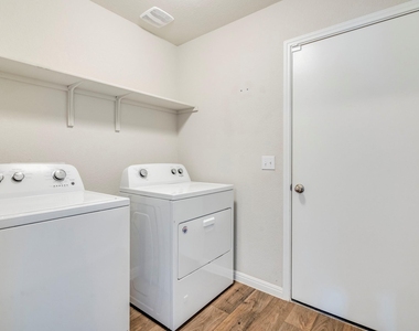 217 Yoakum St - Photo Thumbnail 20