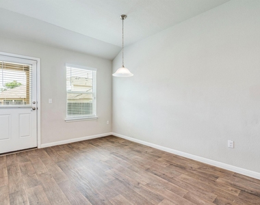 217 Yoakum St - Photo Thumbnail 10