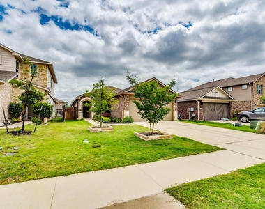 217 Yoakum St - Photo Thumbnail 3