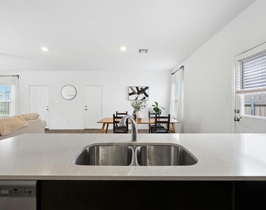 221 Barbary Coast Ln - Photo Thumbnail 12