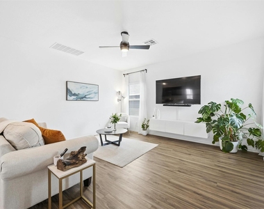 221 Barbary Coast Ln - Photo Thumbnail 3