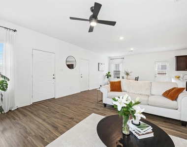 221 Barbary Coast Ln - Photo Thumbnail 4