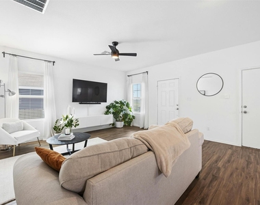 221 Barbary Coast Ln - Photo Thumbnail 7
