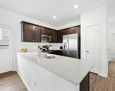 221 Barbary Coast Ln - Photo Thumbnail 10