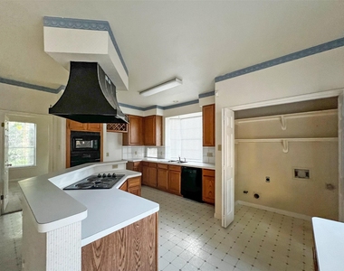 6204 Old Harbor Ln - Photo Thumbnail 6