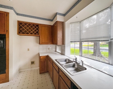 6204 Old Harbor Ln - Photo Thumbnail 7