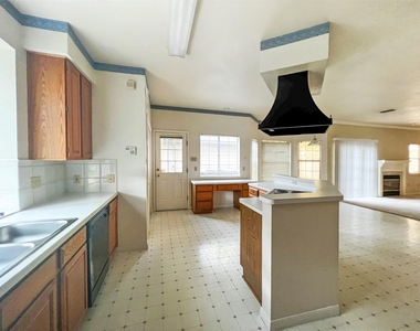6204 Old Harbor Ln - Photo Thumbnail 8