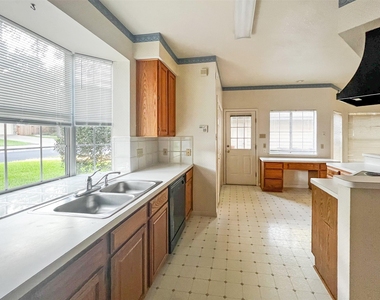 6204 Old Harbor Ln - Photo Thumbnail 9